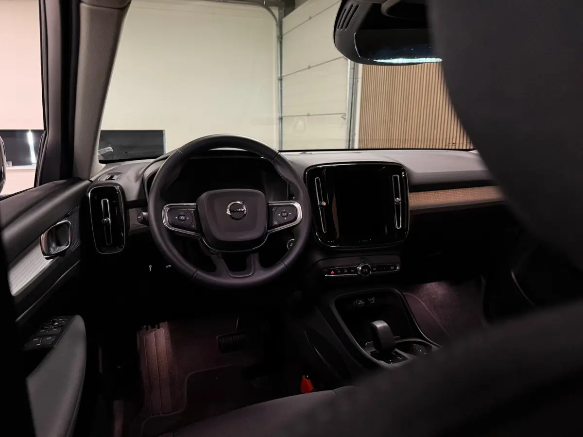 T2 Aut. Momentum | Apple Carplay/Android Auto | Cruise Control | DAB Radio | Bluetooth telefoon en audio streaming | Climate Control L+R | Parkeersensoren achter | Automatisch dimmende binne