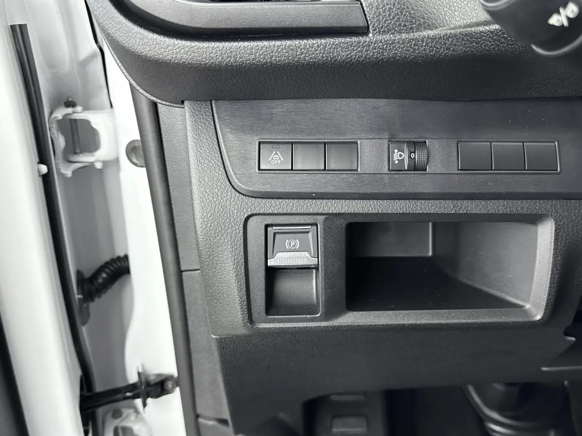 L2 136 75 kWh | 3 Zitplaatsen | Airco | Cruise Control | Bluetooth