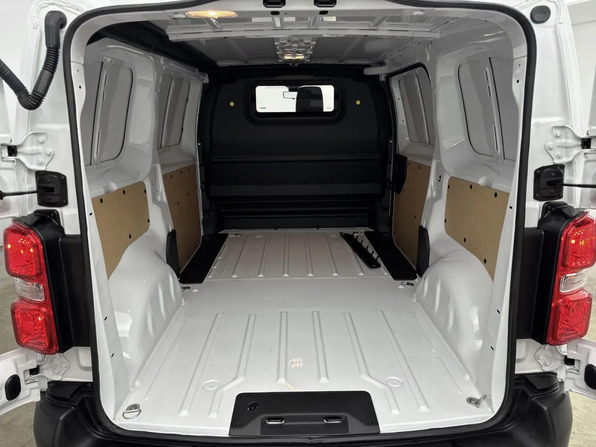 L2 136 75 kWh | 3 Zitplaatsen | Airco | Cruise Control | Bluetooth