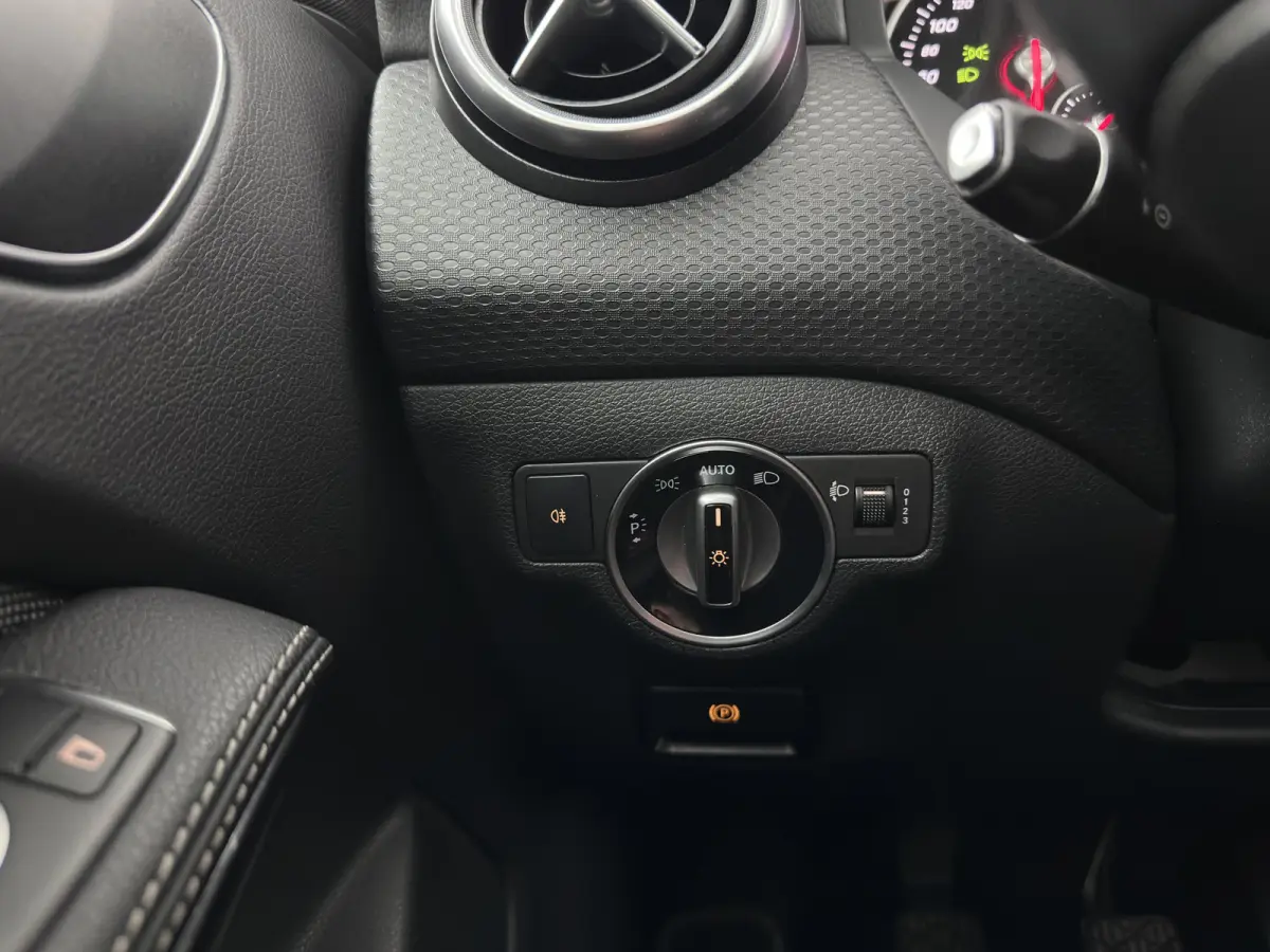 180 d BlueEFFICIENCY Ambition *LEATHER-FABRIC | NAVI-FULLMAP | CAMERA | SPORT-SEATS | AIRCO | CRUISE | 17''ALU*