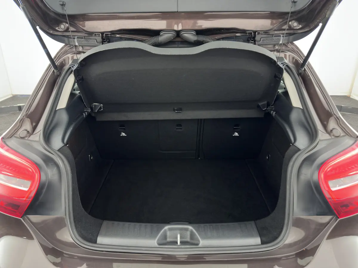 180 d BlueEFFICIENCY Ambition *LEATHER-FABRIC | NAVI-FULLMAP | CAMERA | SPORT-SEATS | AIRCO | CRUISE | 17''ALU*