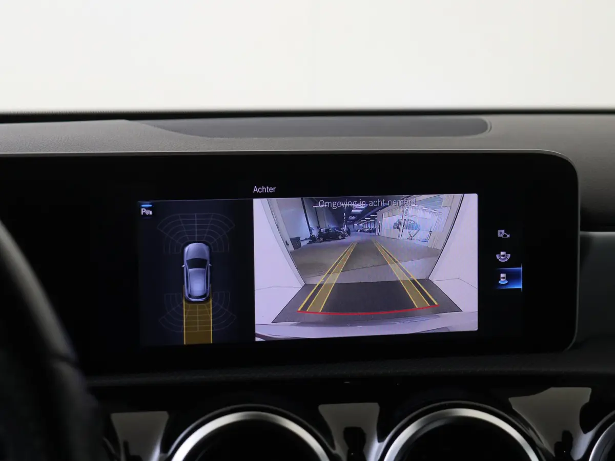 180 Business Solution AMG / Carplay / 18"/ Achteruitrijcamera/ Parktronic/ High-performance LED