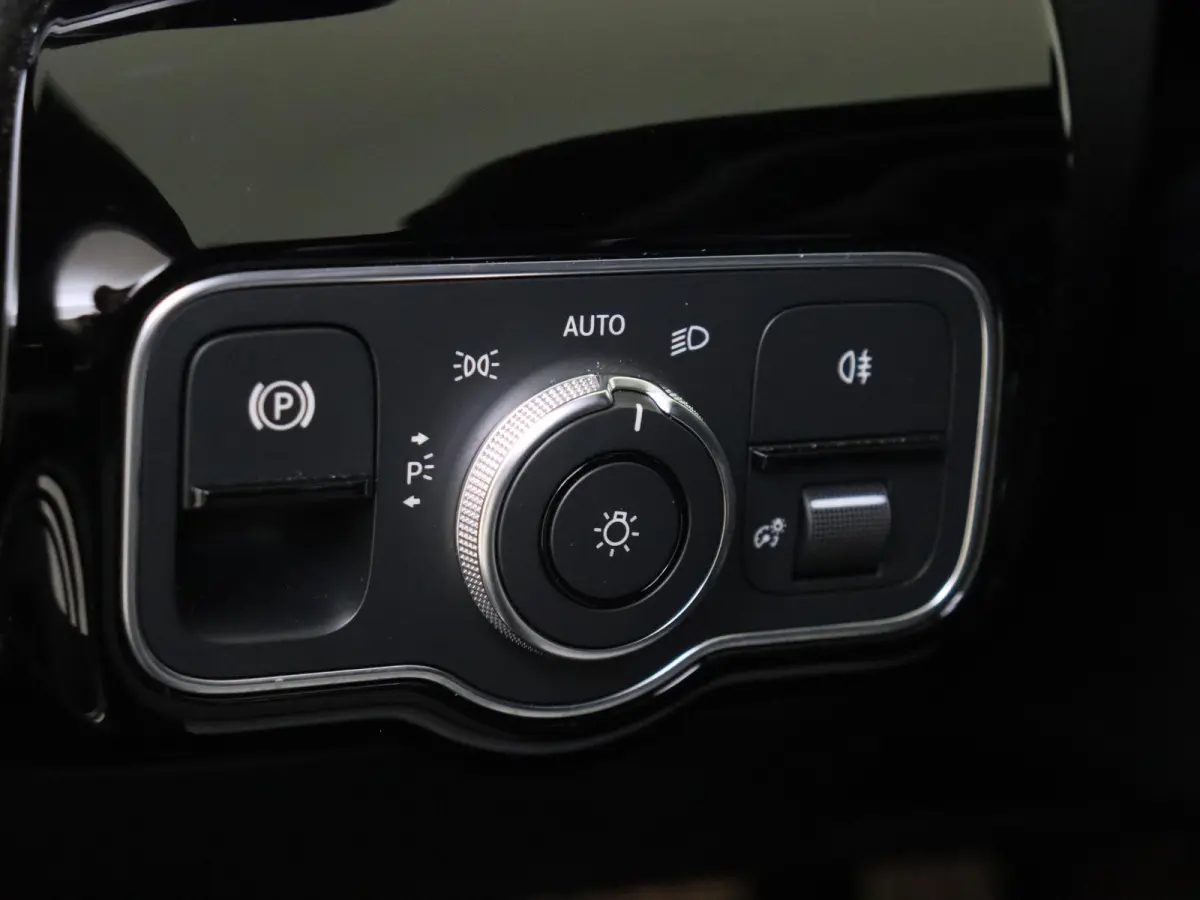 180 Business Solution AMG / Carplay / 18"/ Achteruitrijcamera/ Parktronic/ High-performance LED