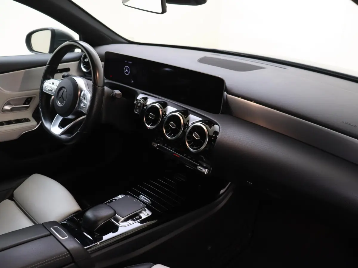180 Business Solution AMG / Carplay / 18"/ Achteruitrijcamera/ Parktronic/ High-performance LED