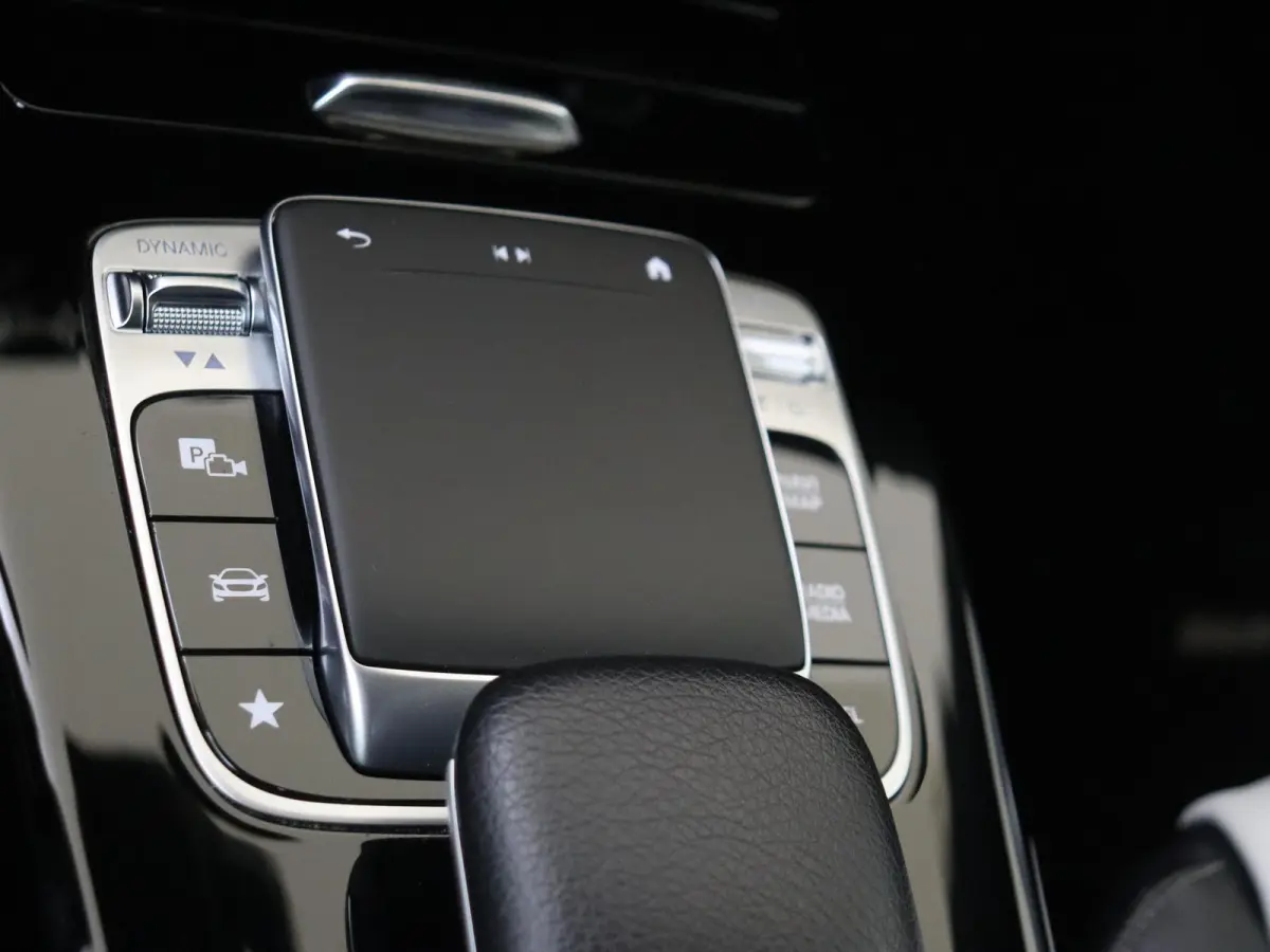 180 Business Solution AMG / Carplay / 18"/ Achteruitrijcamera/ Parktronic/ High-performance LED
