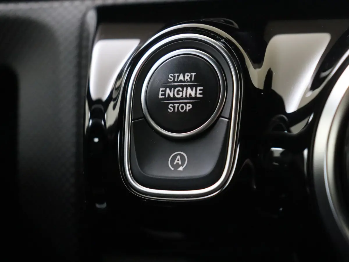 180 Business Solution AMG / Carplay / 18"/ Achteruitrijcamera/ Parktronic/ High-performance LED
