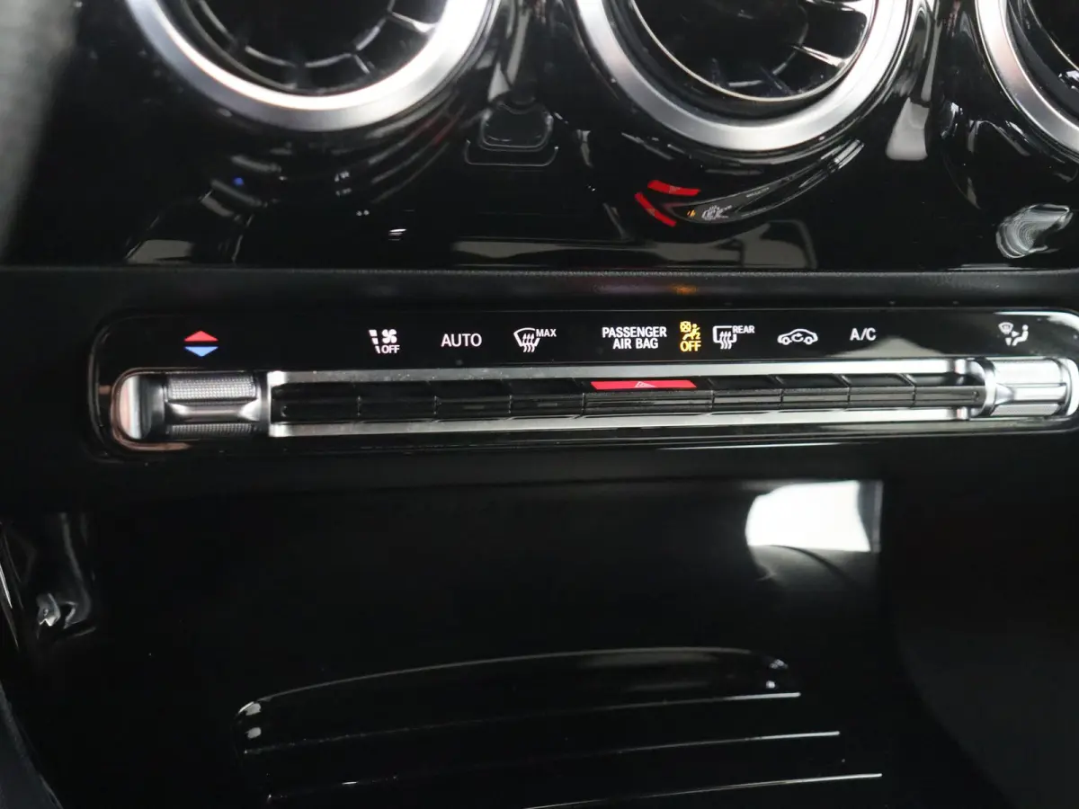 180 Business Solution AMG / Carplay / 18"/ Achteruitrijcamera/ Parktronic/ High-performance LED