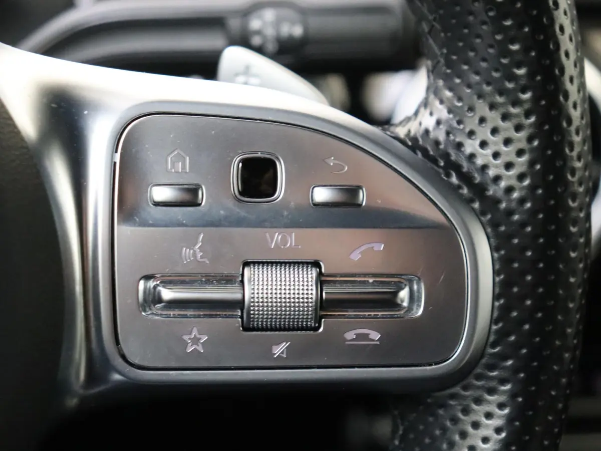 180 Business Solution AMG / Carplay / 18"/ Achteruitrijcamera/ Parktronic/ High-performance LED