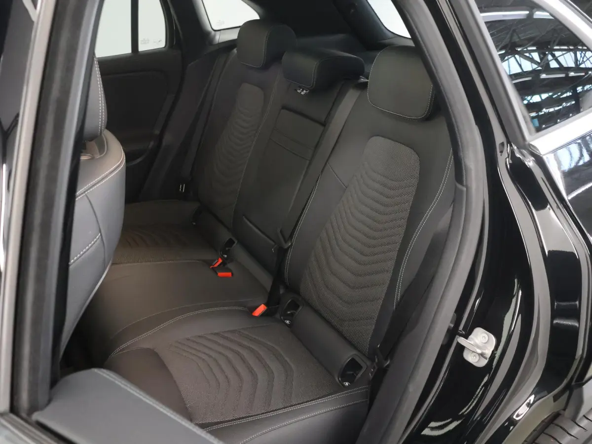 250+ Business Line LIMITED 71 kWh | Achteruitrijcamera | Stoelverwarming | Apple Carplay | Keyless |