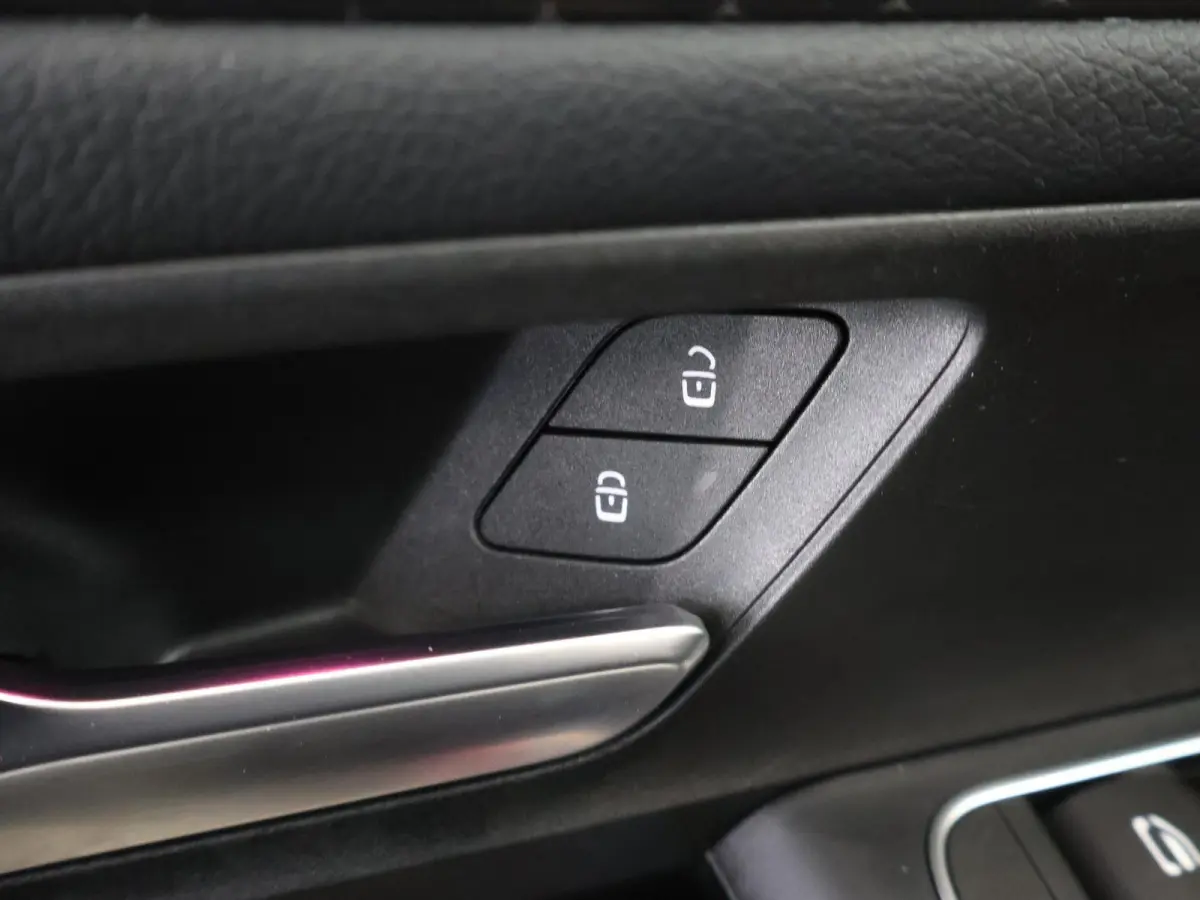 250+ Business Line LIMITED 71 kWh | Achteruitrijcamera | Stoelverwarming | Apple Carplay | Keyless |