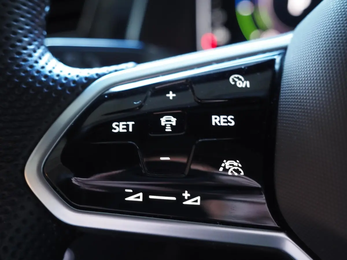 1.4 TSI eHybrid R-Line 245PK | Leder | 360 | Pano | Keyless | Memory | Stoel & Stuurwielverwarming | Trekhaak | Adaptive | Digital Dash | Lane Assist | Matrix IQ Led | Carplay | Navi | Ambie