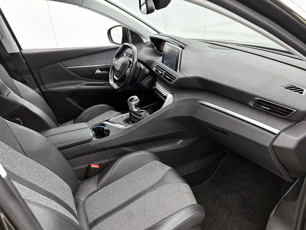 1.2 130pk Allure | Trekhaak | Elektrische Achterklep | Navigatie | Climate Control | Cruise Control | Achteruitrijcamera | 19"LMV | Apple Carplay/Android Auto |