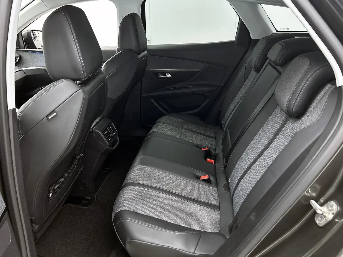 1.2 130pk Allure | Trekhaak | Elektrische Achterklep | Navigatie | Climate Control | Cruise Control | Achteruitrijcamera | 19"LMV | Apple Carplay/Android Auto |