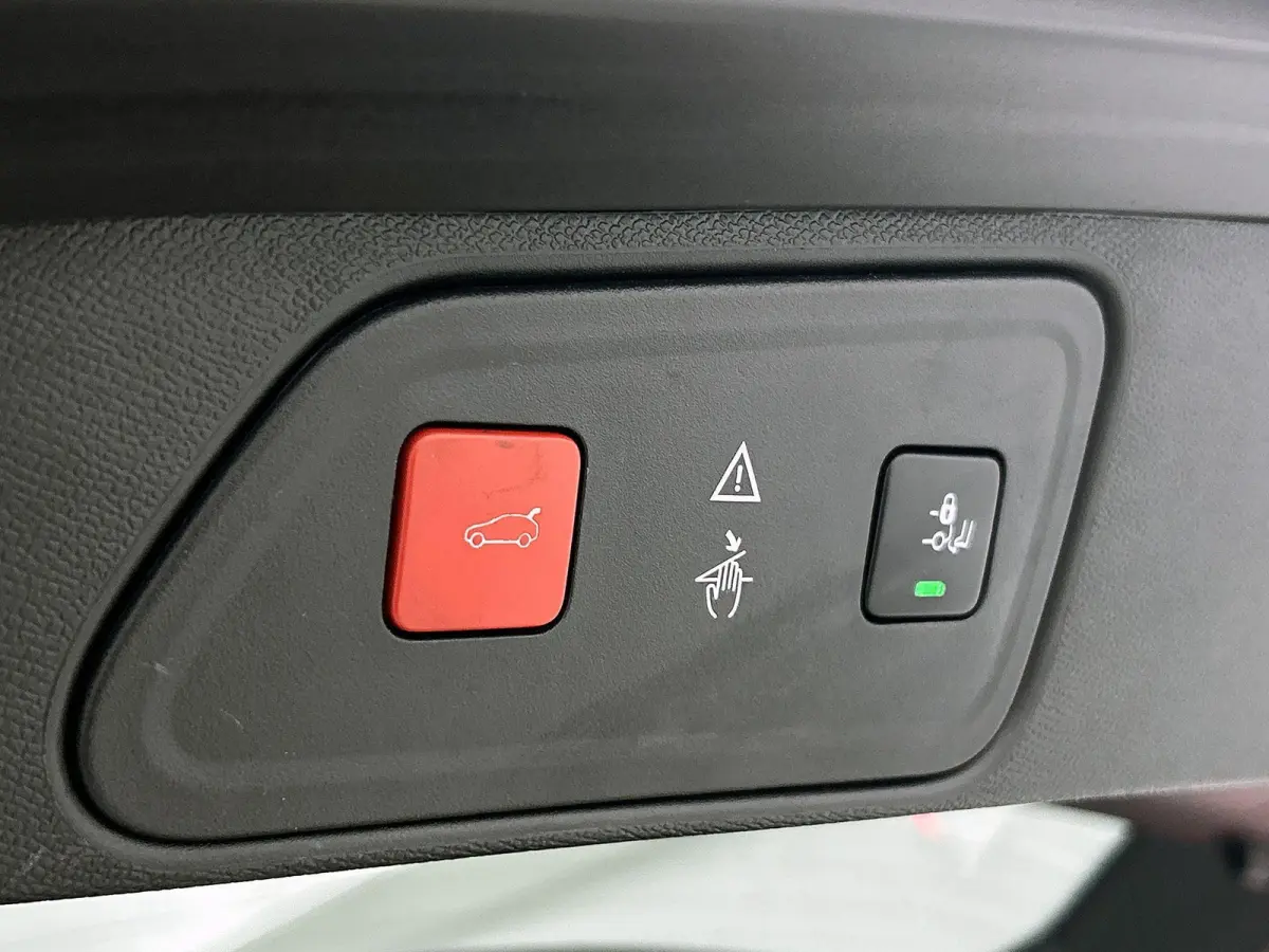 1.2 130pk Allure | Trekhaak | Elektrische Achterklep | Navigatie | Climate Control | Cruise Control | Achteruitrijcamera | 19"LMV | Apple Carplay/Android Auto |