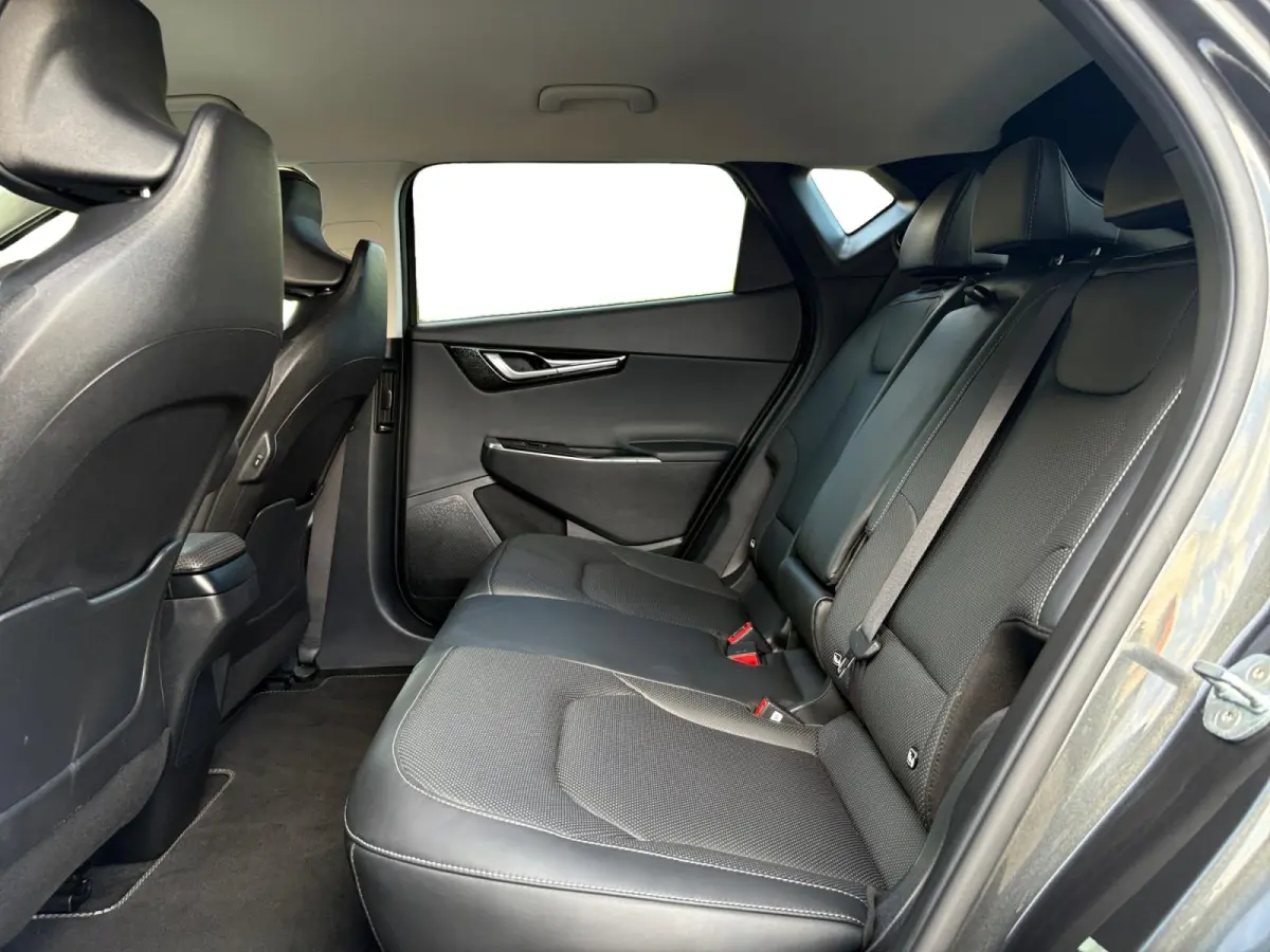 Plus AWD 77.4 kWh | 100% SOH | Camera | Adaptieve Cruise Control | Elektrische achterklep | Stoelverwarming + ventilatie | Apple Carplay/Android Auto | Lichtmetalen Velgen |