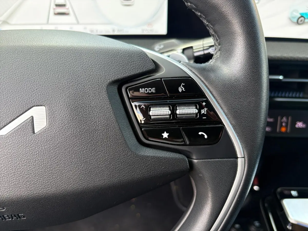 Plus AWD 77.4 kWh | 100% SOH | Camera | Adaptieve Cruise Control | Elektrische achterklep | Stoelverwarming + ventilatie | Apple Carplay/Android Auto | Lichtmetalen Velgen |