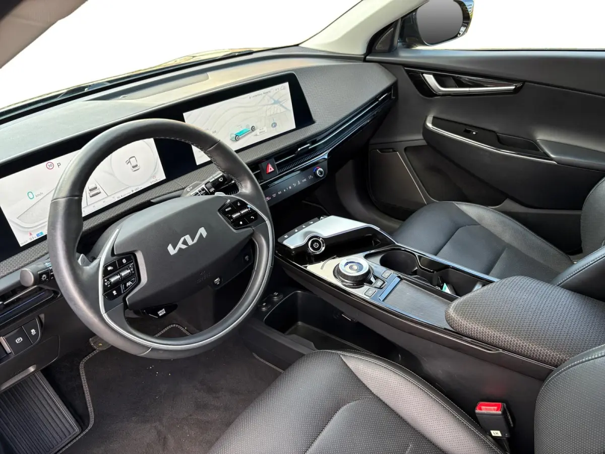 Plus AWD 77.4 kWh | 100% SOH | Camera | Adaptieve Cruise Control | Elektrische achterklep | Stoelverwarming + ventilatie | Apple Carplay/Android Auto | Lichtmetalen Velgen |