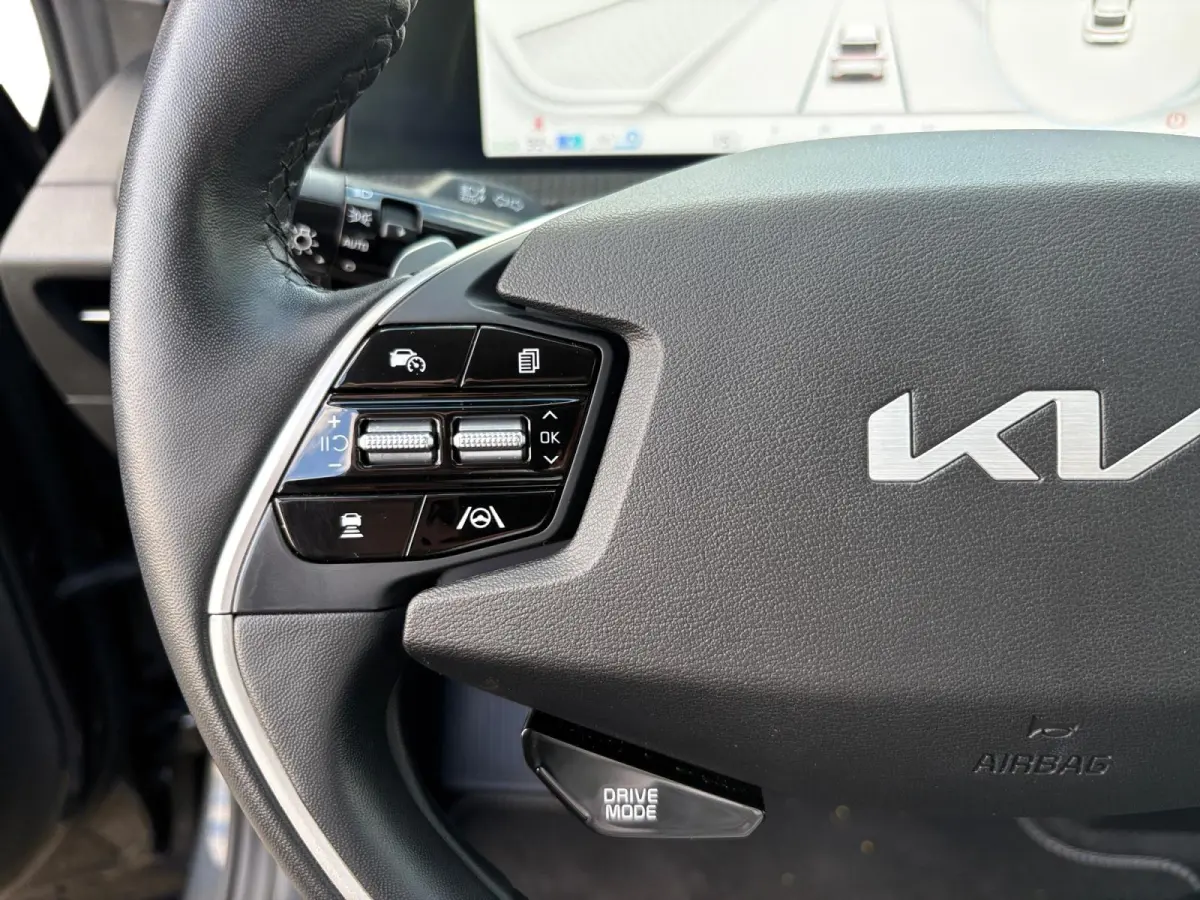 Plus AWD 77.4 kWh | 100% SOH | Camera | Adaptieve Cruise Control | Elektrische achterklep | Stoelverwarming + ventilatie | Apple Carplay/Android Auto | Lichtmetalen Velgen |
