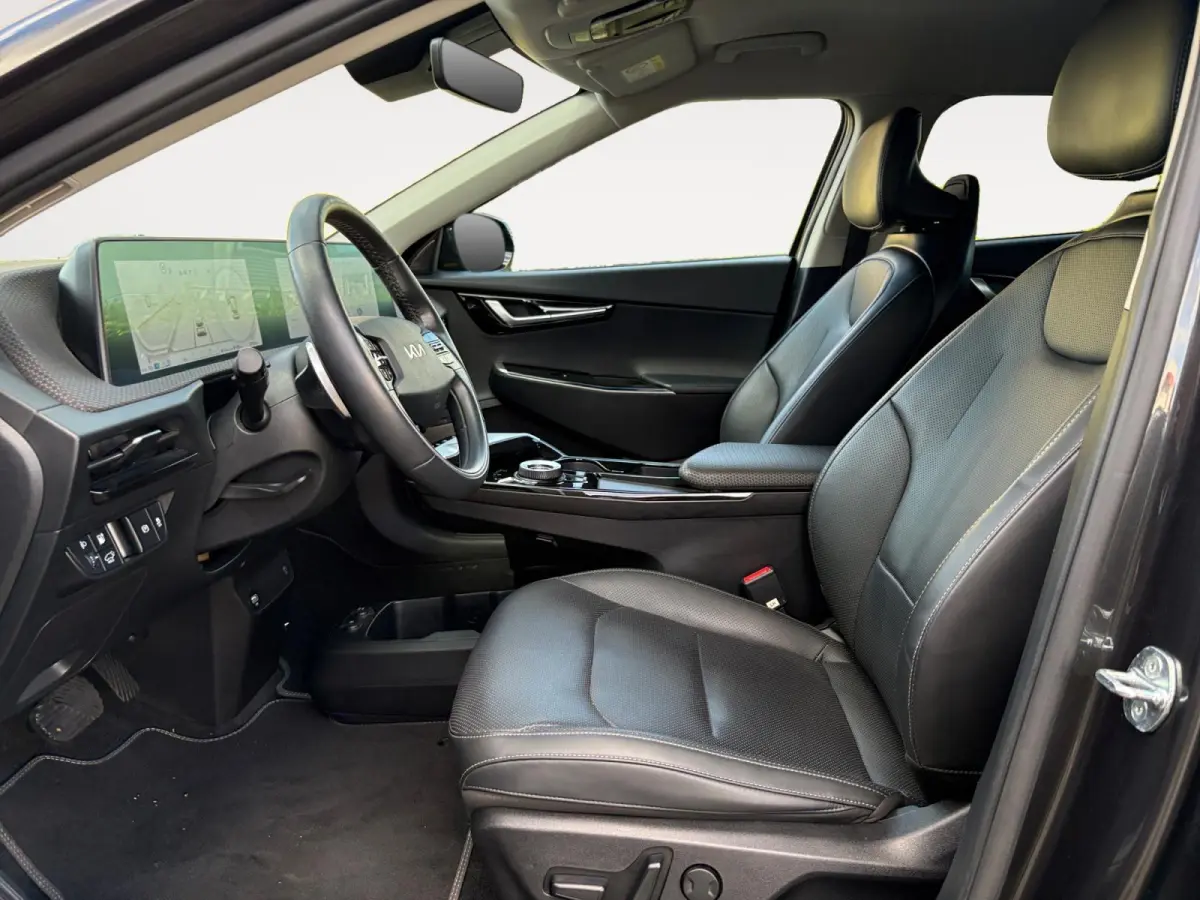 Plus AWD 77.4 kWh | 100% SOH | Camera | Adaptieve Cruise Control | Elektrische achterklep | Stoelverwarming + ventilatie | Apple Carplay/Android Auto | Lichtmetalen Velgen |