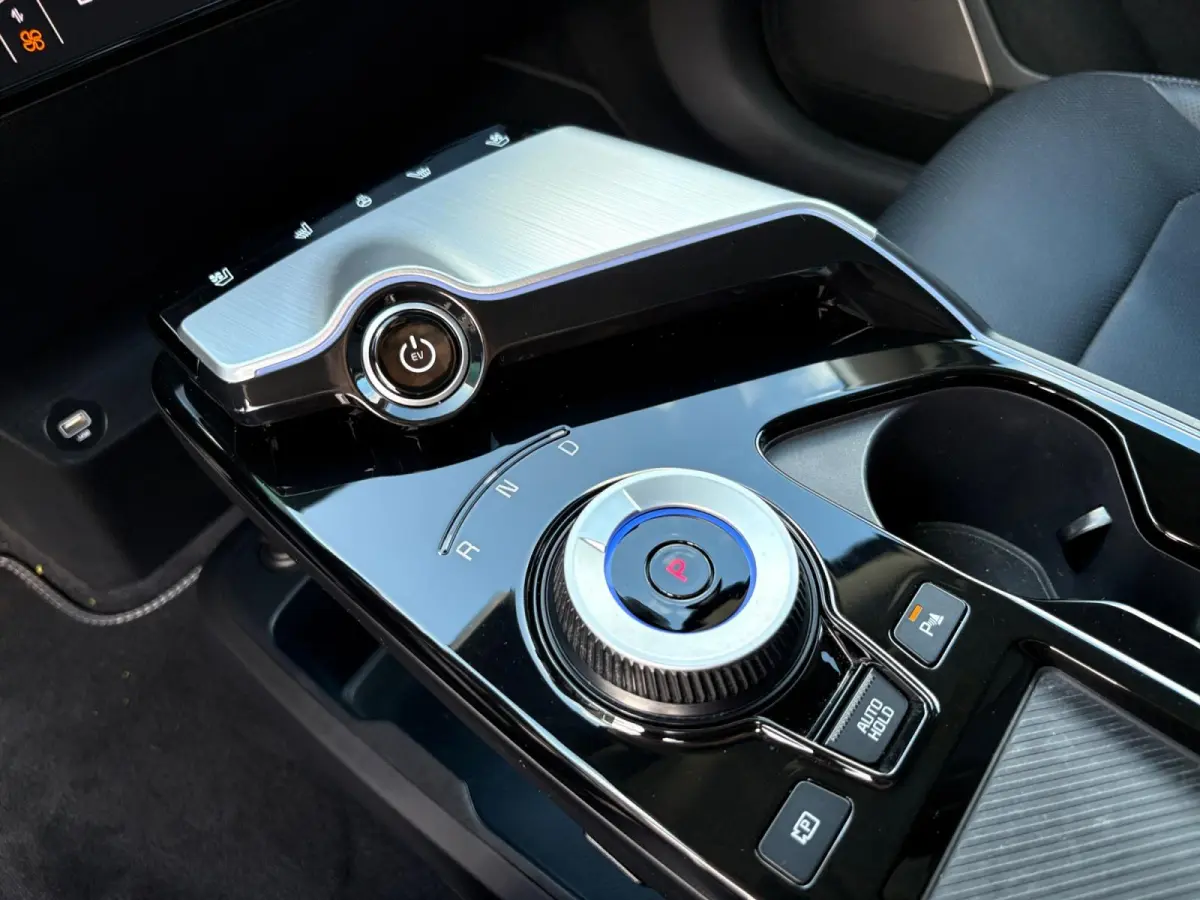 Plus AWD 77.4 kWh | 100% SOH | Camera | Adaptieve Cruise Control | Elektrische achterklep | Stoelverwarming + ventilatie | Apple Carplay/Android Auto | Lichtmetalen Velgen |