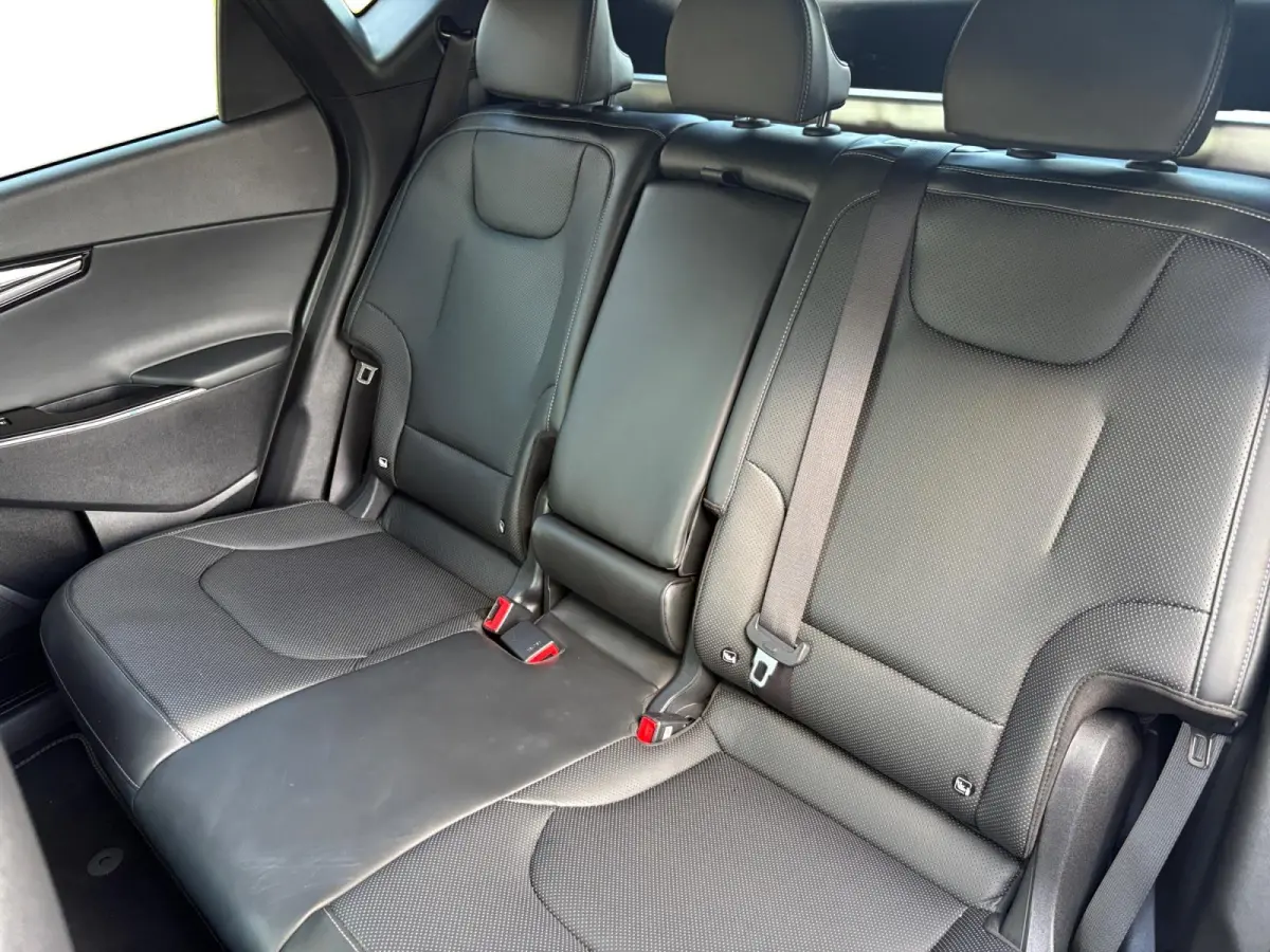 Plus AWD 77.4 kWh | 100% SOH | Camera | Adaptieve Cruise Control | Elektrische achterklep | Stoelverwarming + ventilatie | Apple Carplay/Android Auto | Lichtmetalen Velgen |