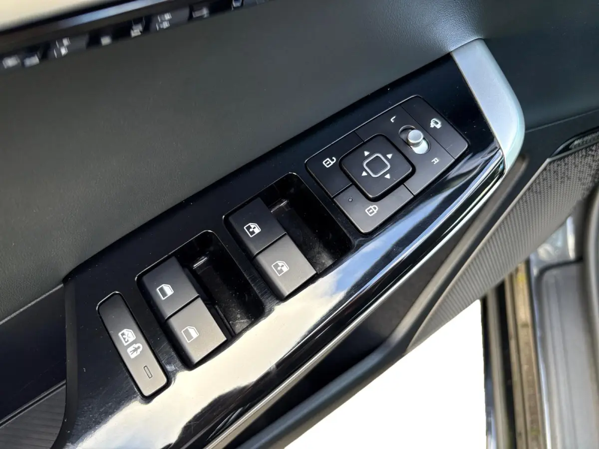 Plus AWD 77.4 kWh | 100% SOH | Camera | Adaptieve Cruise Control | Elektrische achterklep | Stoelverwarming + ventilatie | Apple Carplay/Android Auto | Lichtmetalen Velgen |
