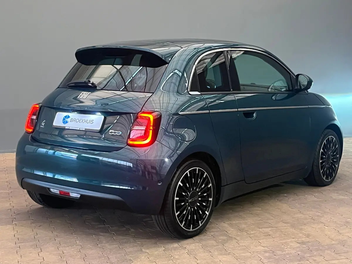La Prima 42 kWh 3+1 Panorama Dak | Adaptieve Cruise | Parkeersensoren Voor + Achter | Camera | 17" Lichtmetaal | Achteruitrijcamera | Airco (automatisch) | Apple Carplay/Android Auto|telefoo