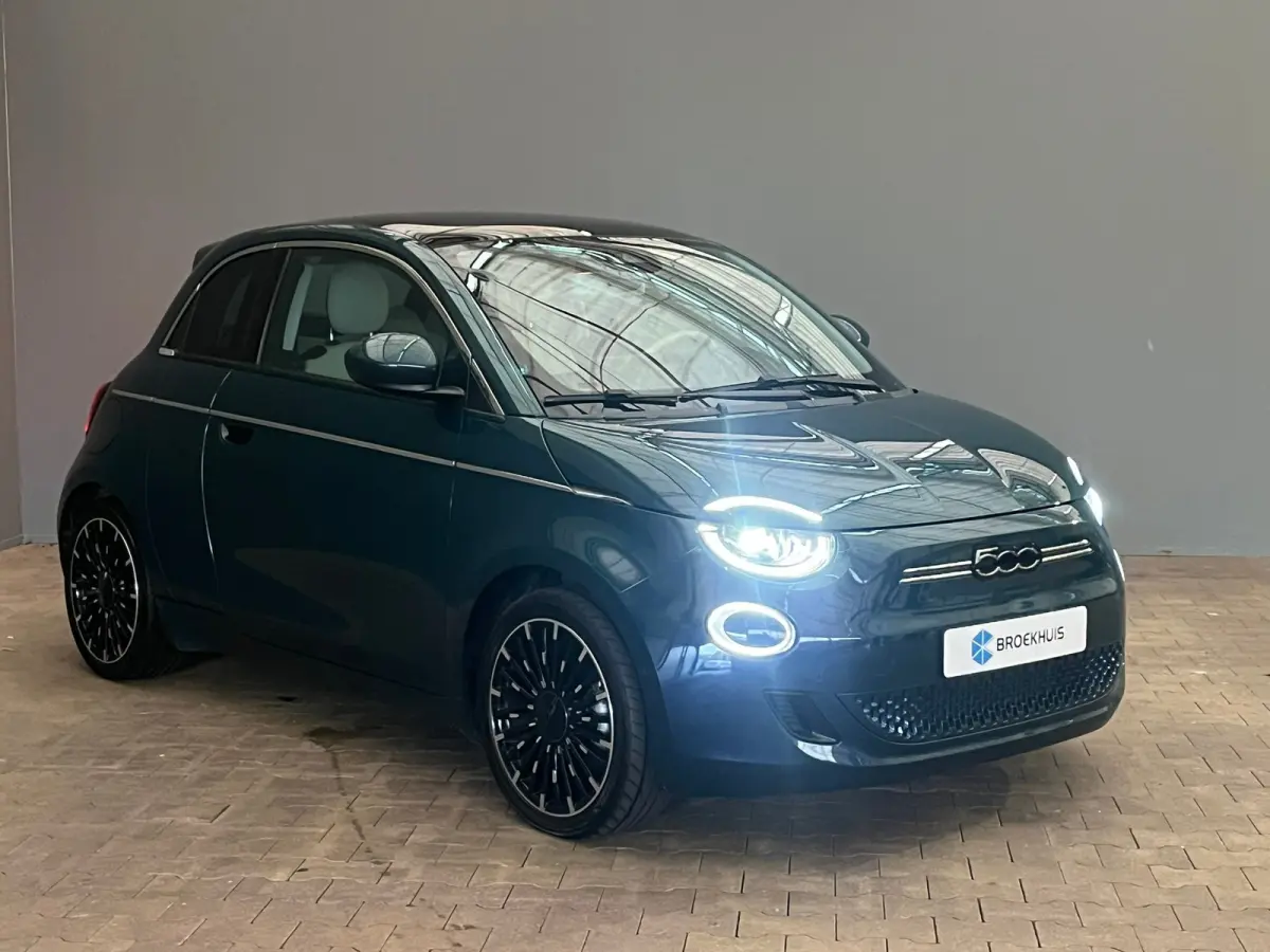 La Prima 42 kWh 3+1 Panorama Dak | Adaptieve Cruise | Parkeersensoren Voor + Achter | Camera | 17" Lichtmetaal | Achteruitrijcamera | Airco (automatisch) | Apple Carplay/Android Auto|telefoo