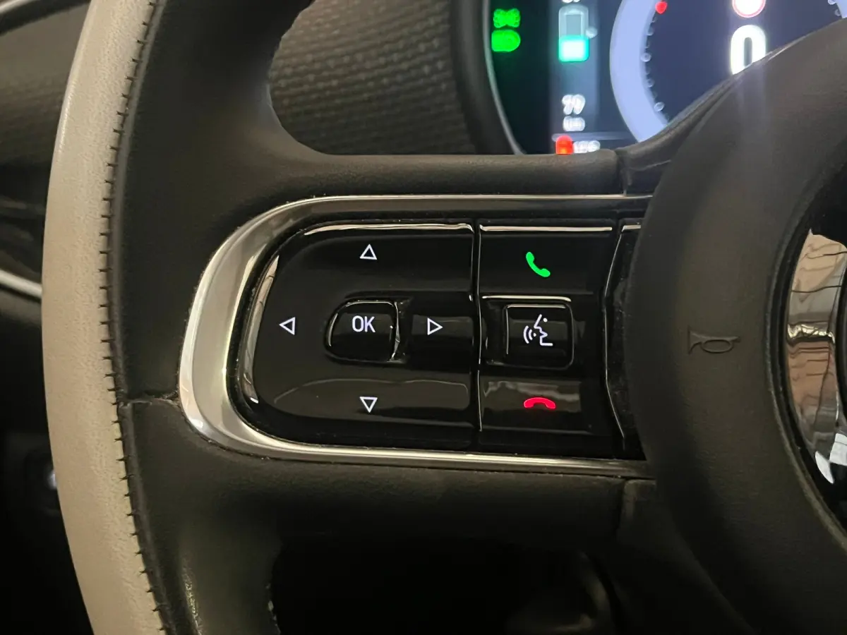 La Prima 42 kWh 3+1 Panorama Dak | Adaptieve Cruise | Parkeersensoren Voor + Achter | Camera | 17" Lichtmetaal | Achteruitrijcamera | Airco (automatisch) | Apple Carplay/Android Auto|telefoo