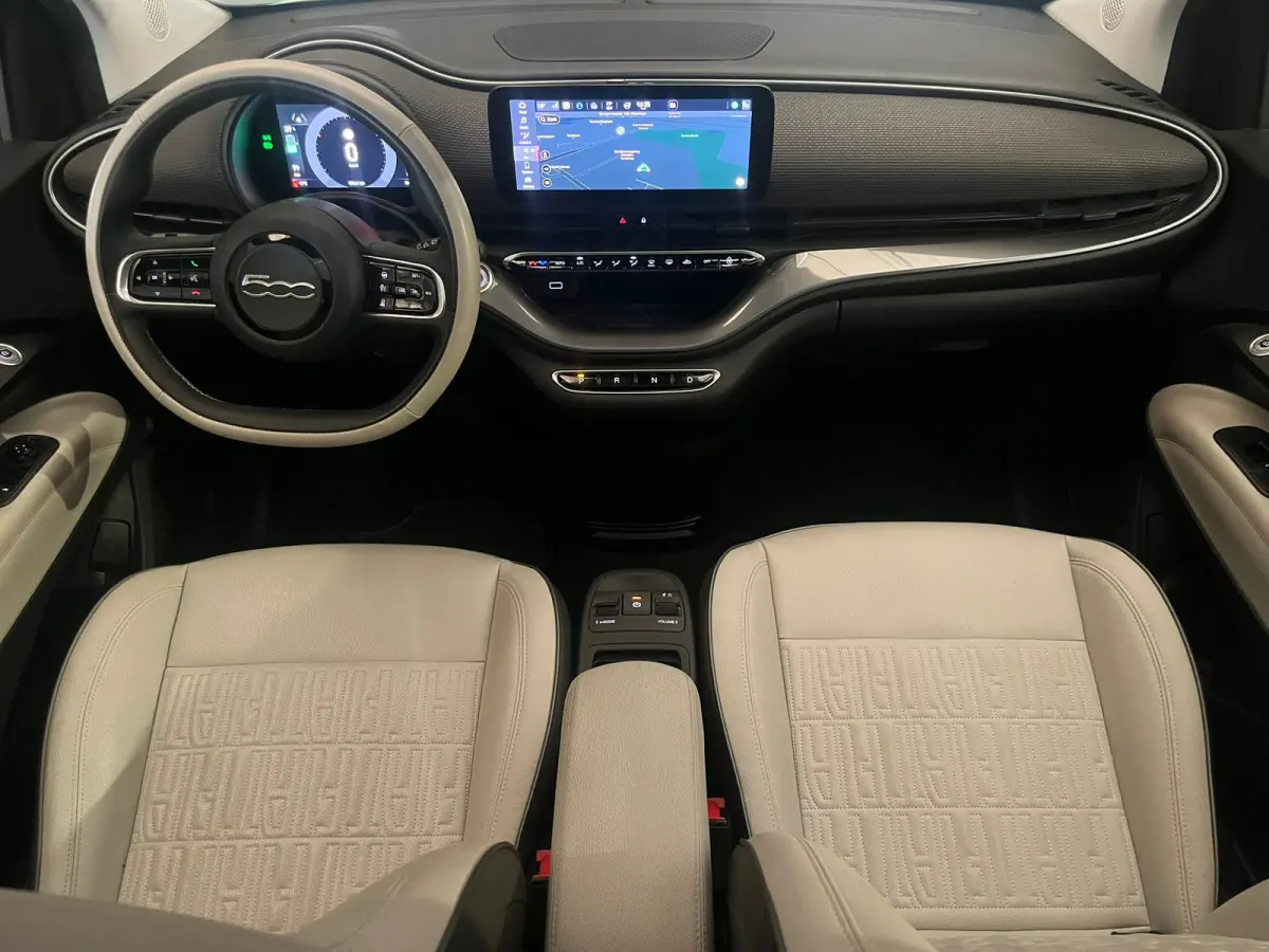La Prima 42 kWh 3+1 Panorama Dak | Adaptieve Cruise | Parkeersensoren Voor + Achter | Camera | 17" Lichtmetaal | Achteruitrijcamera | Airco (automatisch) | Apple Carplay/Android Auto|telefoo