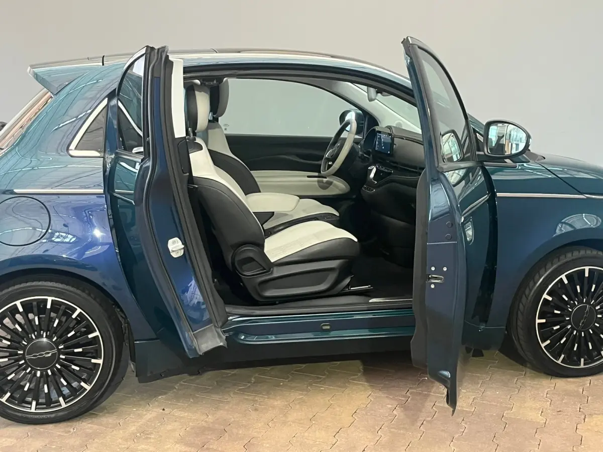 La Prima 42 kWh 3+1 Panorama Dak | Adaptieve Cruise | Parkeersensoren Voor + Achter | Camera | 17" Lichtmetaal | Achteruitrijcamera | Airco (automatisch) | Apple Carplay/Android Auto|telefoo