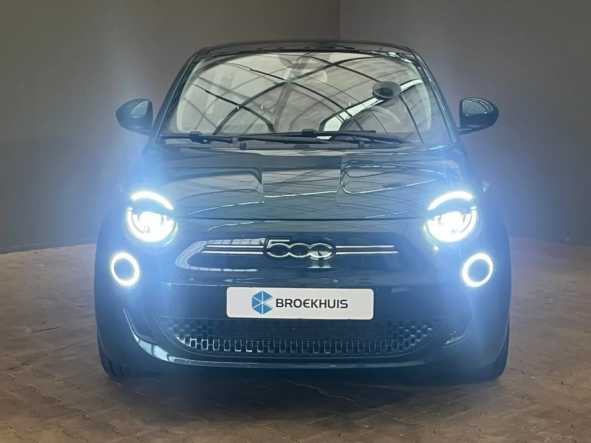 La Prima 42 kWh 3+1 Panorama Dak | Adaptieve Cruise | Parkeersensoren Voor + Achter | Camera | 17" Lichtmetaal | Achteruitrijcamera | Airco (automatisch) | Apple Carplay/Android Auto|telefoo