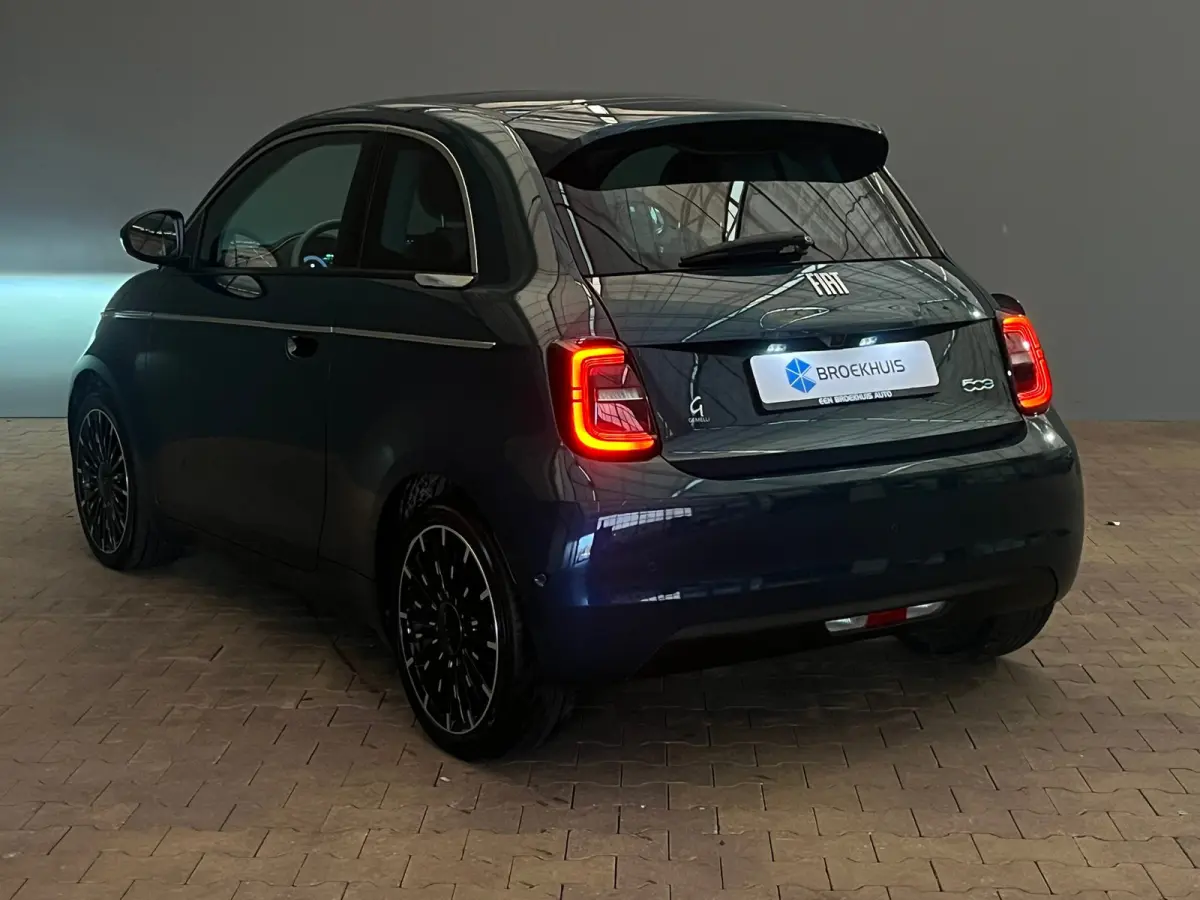 La Prima 42 kWh 3+1 Panorama Dak | Adaptieve Cruise | Parkeersensoren Voor + Achter | Camera | 17" Lichtmetaal | Achteruitrijcamera | Airco (automatisch) | Apple Carplay/Android Auto|telefoo