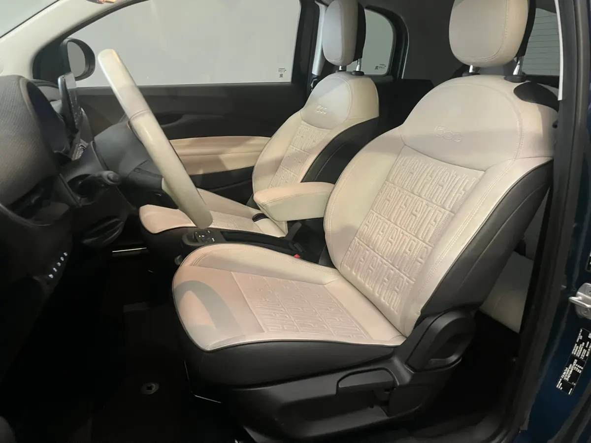 La Prima 42 kWh 3+1 Panorama Dak | Adaptieve Cruise | Parkeersensoren Voor + Achter | Camera | 17" Lichtmetaal | Achteruitrijcamera | Airco (automatisch) | Apple Carplay/Android Auto|telefoo