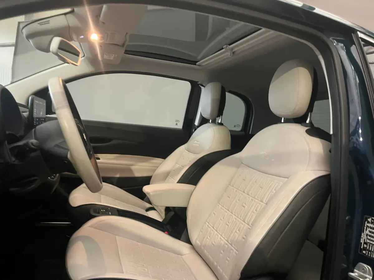La Prima 42 kWh 3+1 Panorama Dak | Adaptieve Cruise | Parkeersensoren Voor + Achter | Camera | 17" Lichtmetaal | Achteruitrijcamera | Airco (automatisch) | Apple Carplay/Android Auto|telefoo