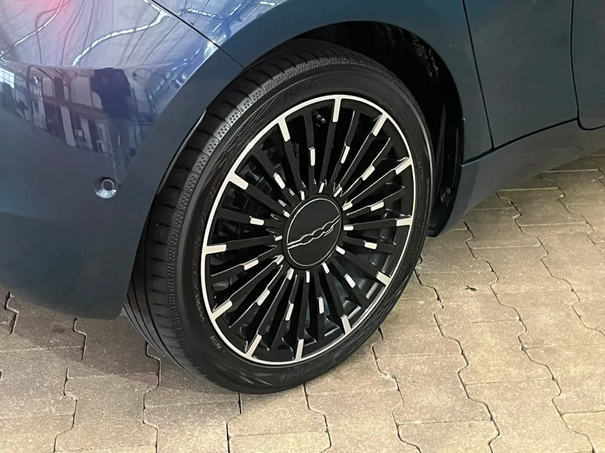 La Prima 42 kWh 3+1 Panorama Dak | Adaptieve Cruise | Parkeersensoren Voor + Achter | Camera | 17" Lichtmetaal | Achteruitrijcamera | Airco (automatisch) | Apple Carplay/Android Auto|telefoo
