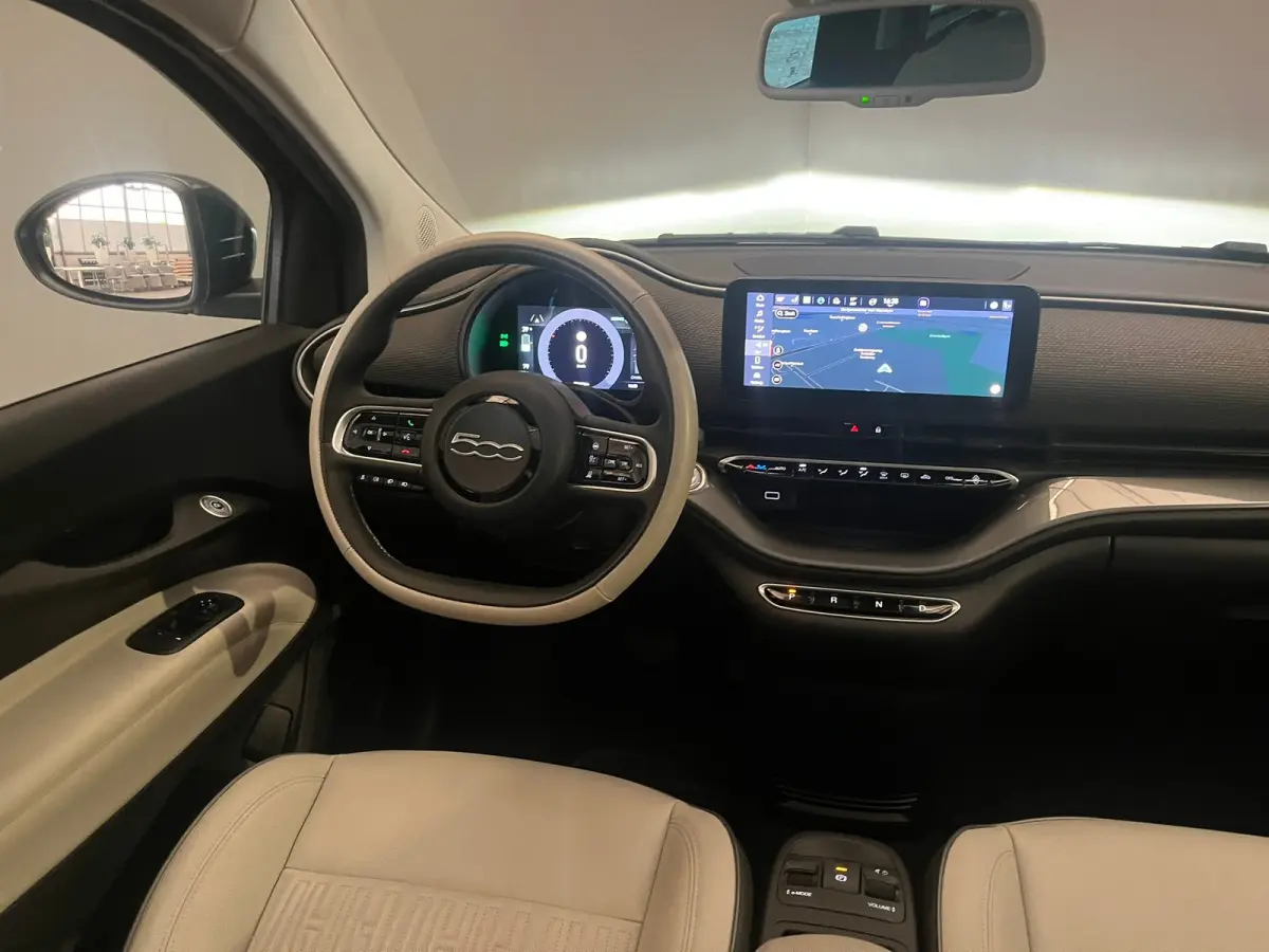 La Prima 42 kWh 3+1 Panorama Dak | Adaptieve Cruise | Parkeersensoren Voor + Achter | Camera | 17" Lichtmetaal | Achteruitrijcamera | Airco (automatisch) | Apple Carplay/Android Auto|telefoo