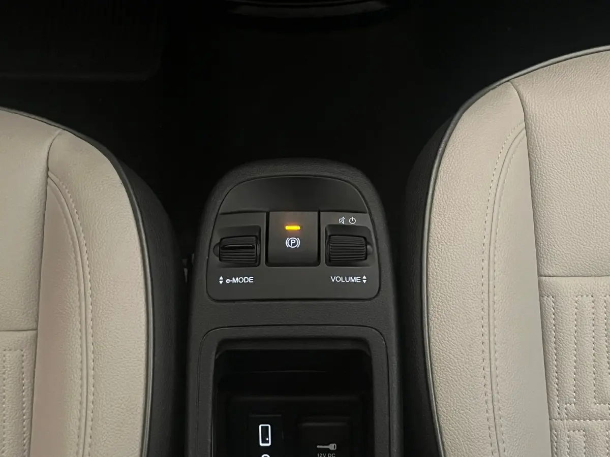 La Prima 42 kWh 3+1 Panorama Dak | Adaptieve Cruise | Parkeersensoren Voor + Achter | Camera | 17" Lichtmetaal | Achteruitrijcamera | Airco (automatisch) | Apple Carplay/Android Auto|telefoo