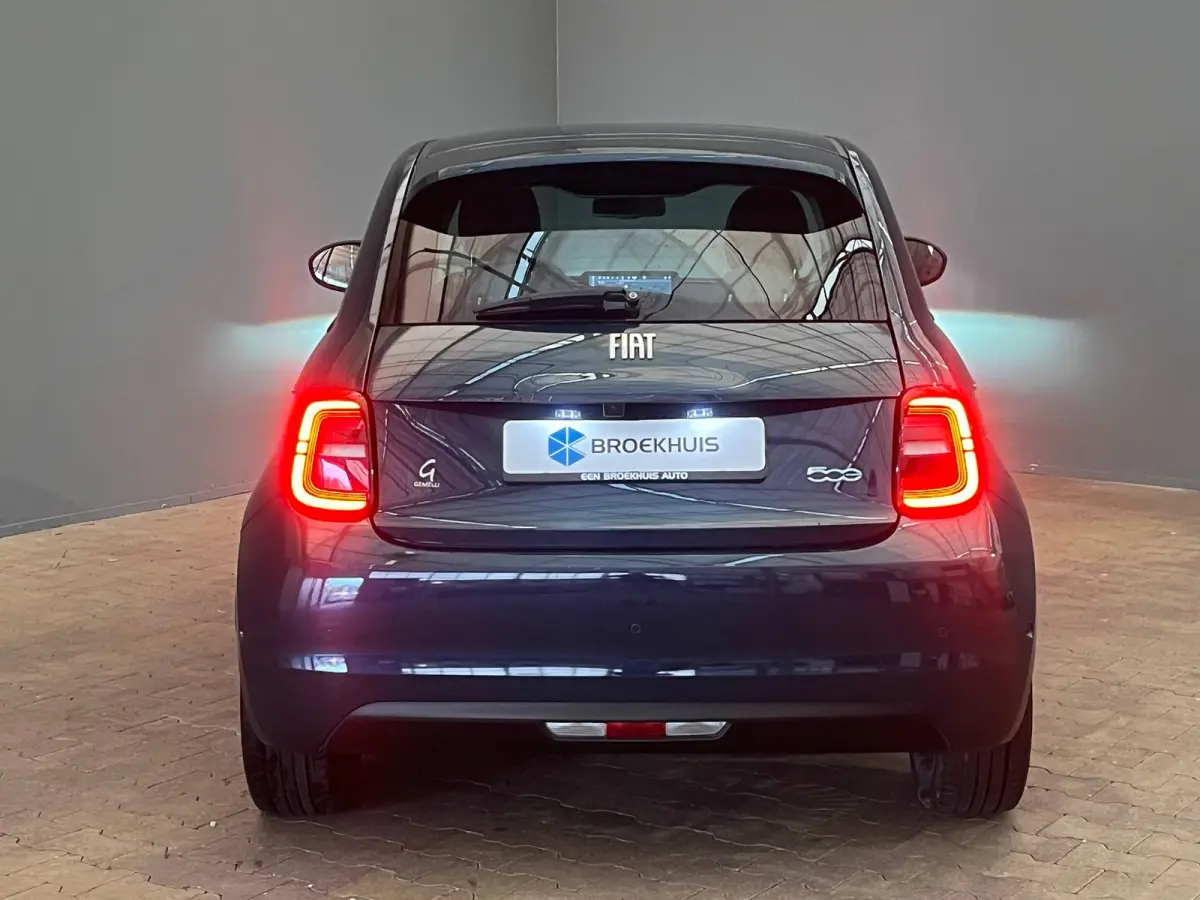 La Prima 42 kWh 3+1 Panorama Dak | Adaptieve Cruise | Parkeersensoren Voor + Achter | Camera | 17" Lichtmetaal | Achteruitrijcamera | Airco (automatisch) | Apple Carplay/Android Auto|telefoo