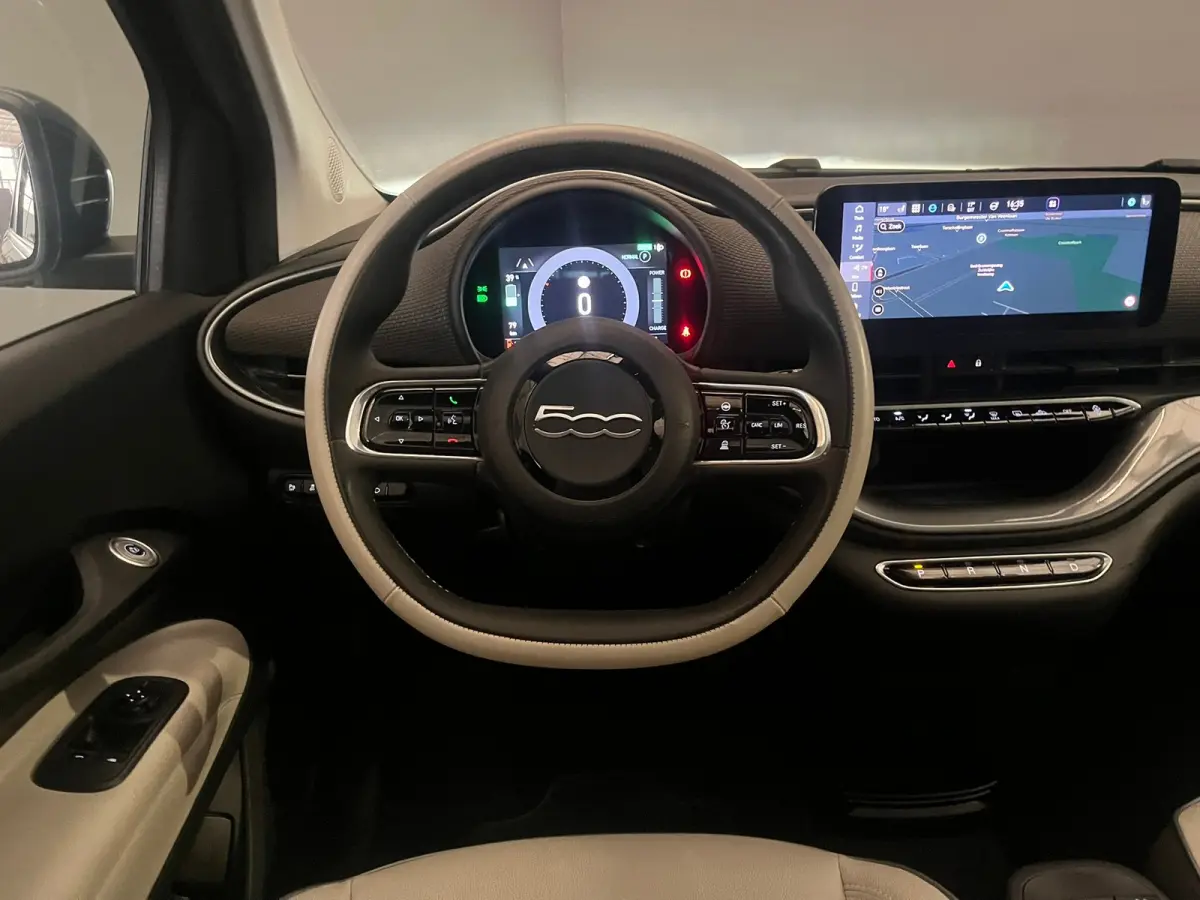 La Prima 42 kWh 3+1 Panorama Dak | Adaptieve Cruise | Parkeersensoren Voor + Achter | Camera | 17" Lichtmetaal | Achteruitrijcamera | Airco (automatisch) | Apple Carplay/Android Auto|telefoo