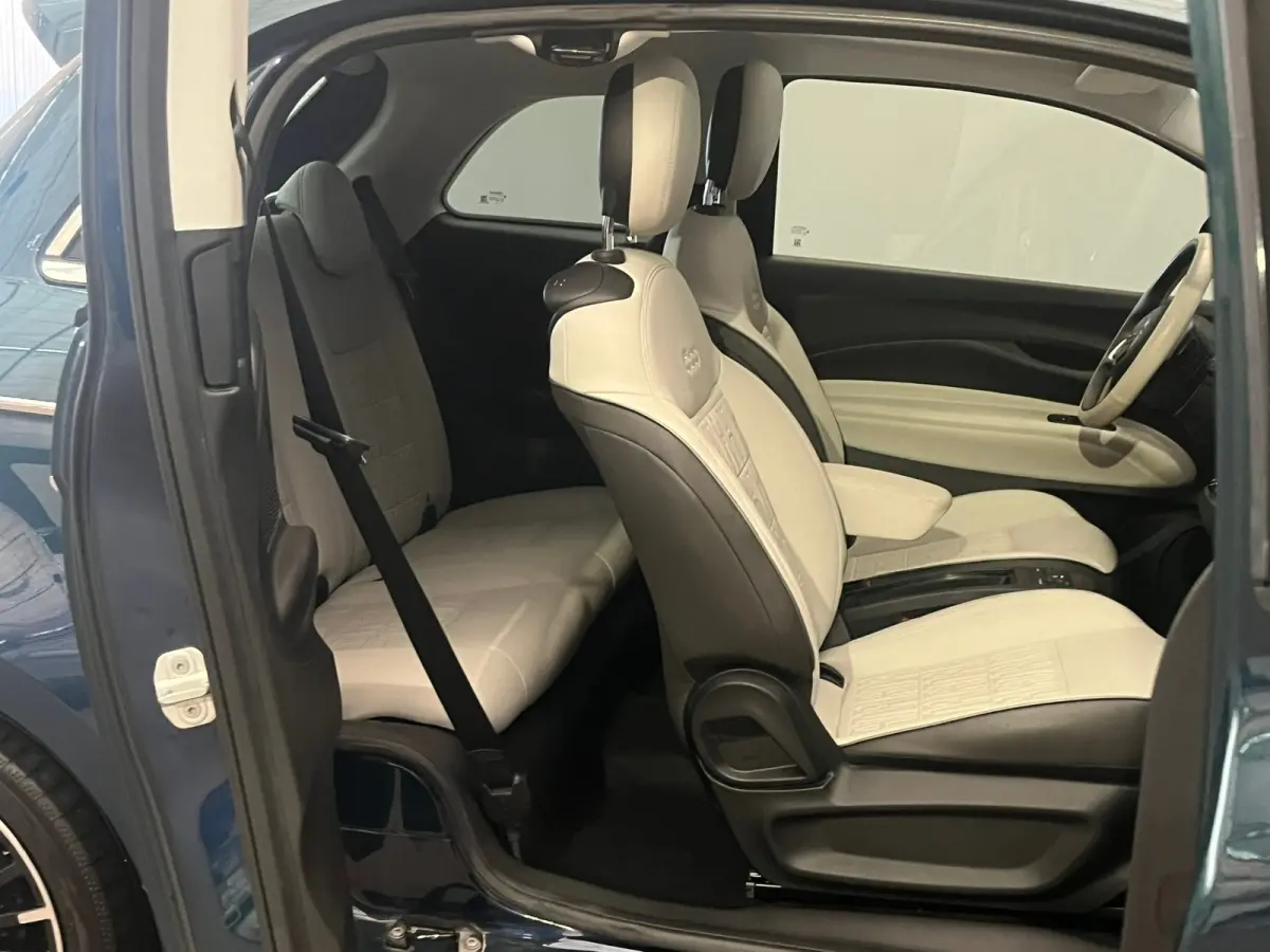 La Prima 42 kWh 3+1 Panorama Dak | Adaptieve Cruise | Parkeersensoren Voor + Achter | Camera | 17" Lichtmetaal | Achteruitrijcamera | Airco (automatisch) | Apple Carplay/Android Auto|telefoo