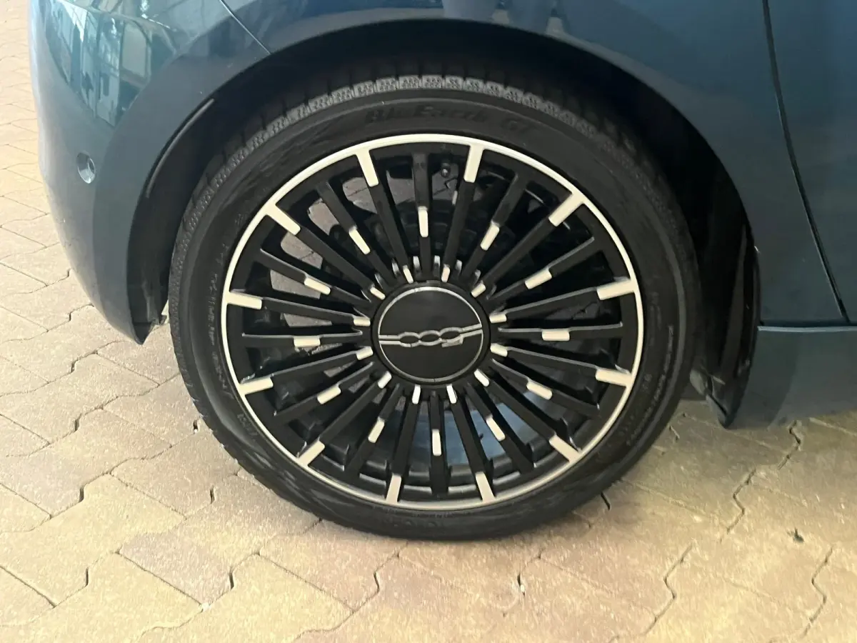 La Prima 42 kWh 3+1 Panorama Dak | Adaptieve Cruise | Parkeersensoren Voor + Achter | Camera | 17" Lichtmetaal | Achteruitrijcamera | Airco (automatisch) | Apple Carplay/Android Auto|telefoo