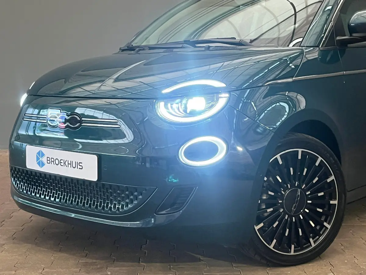 La Prima 42 kWh 3+1 Panorama Dak | Adaptieve Cruise | Parkeersensoren Voor + Achter | Camera | 17" Lichtmetaal | Achteruitrijcamera | Airco (automatisch) | Apple Carplay/Android Auto|telefoo