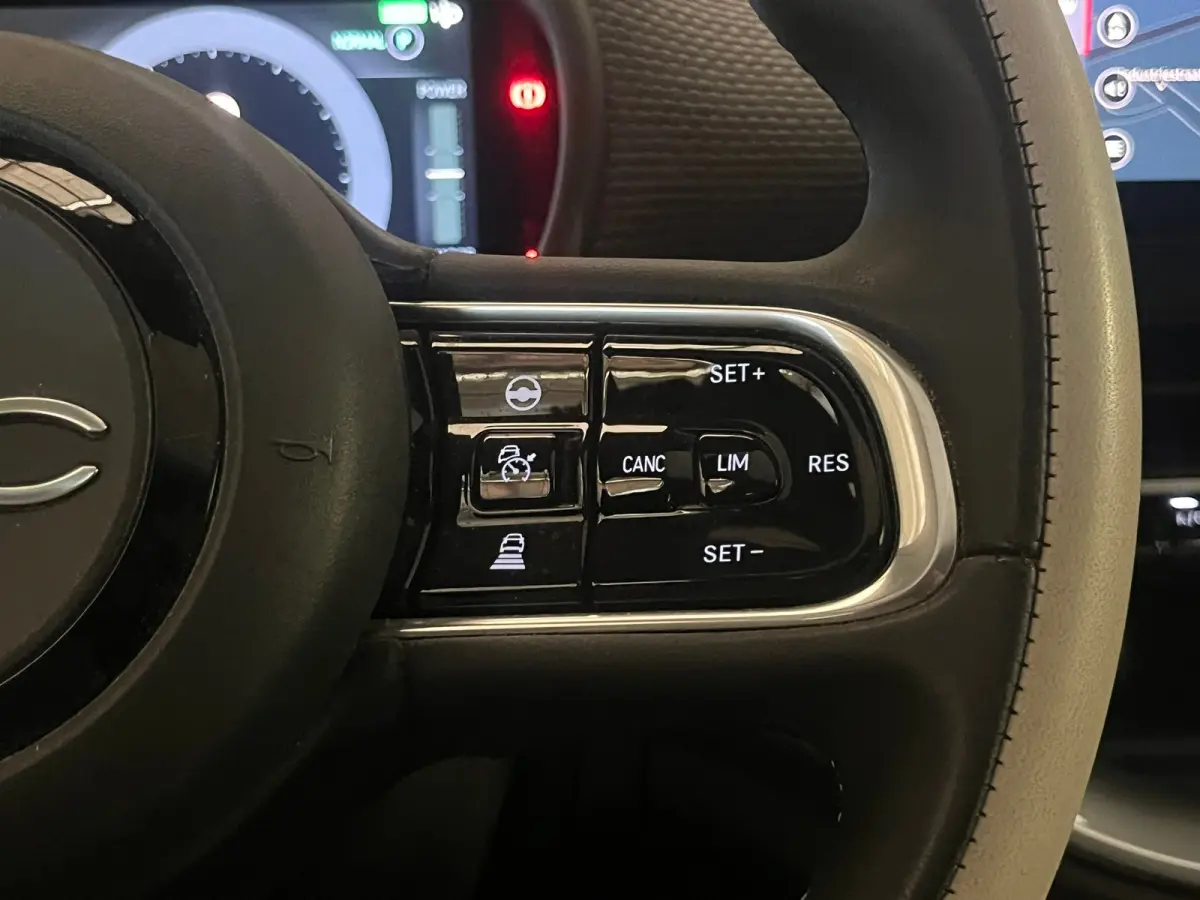 La Prima 42 kWh 3+1 Panorama Dak | Adaptieve Cruise | Parkeersensoren Voor + Achter | Camera | 17" Lichtmetaal | Achteruitrijcamera | Airco (automatisch) | Apple Carplay/Android Auto|telefoo