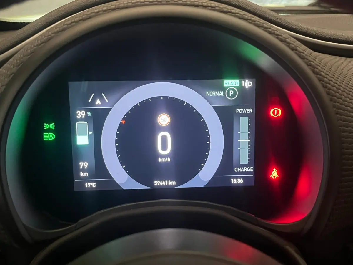 La Prima 42 kWh 3+1 Panorama Dak | Adaptieve Cruise | Parkeersensoren Voor + Achter | Camera | 17" Lichtmetaal | Achteruitrijcamera | Airco (automatisch) | Apple Carplay/Android Auto|telefoo