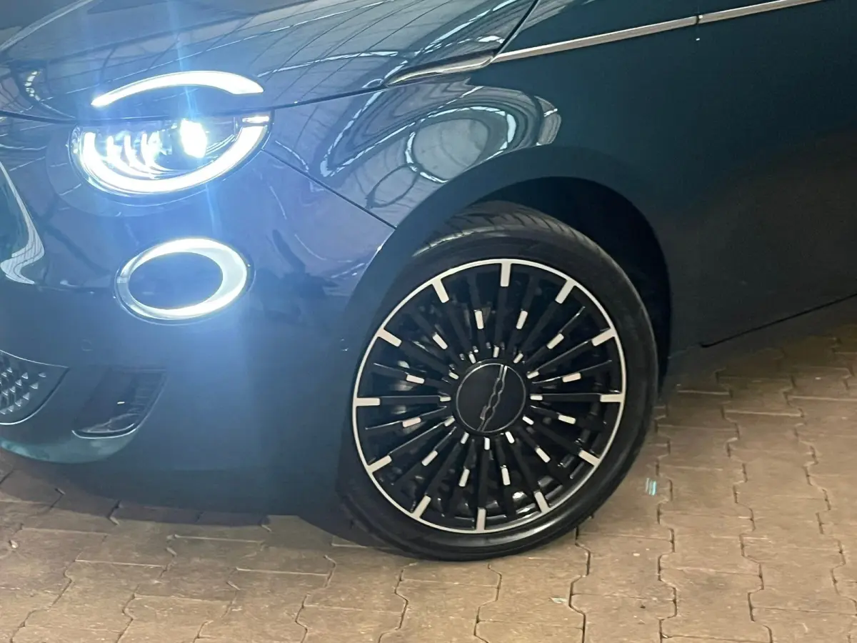 La Prima 42 kWh 3+1 Panorama Dak | Adaptieve Cruise | Parkeersensoren Voor + Achter | Camera | 17" Lichtmetaal | Achteruitrijcamera | Airco (automatisch) | Apple Carplay/Android Auto|telefoo
