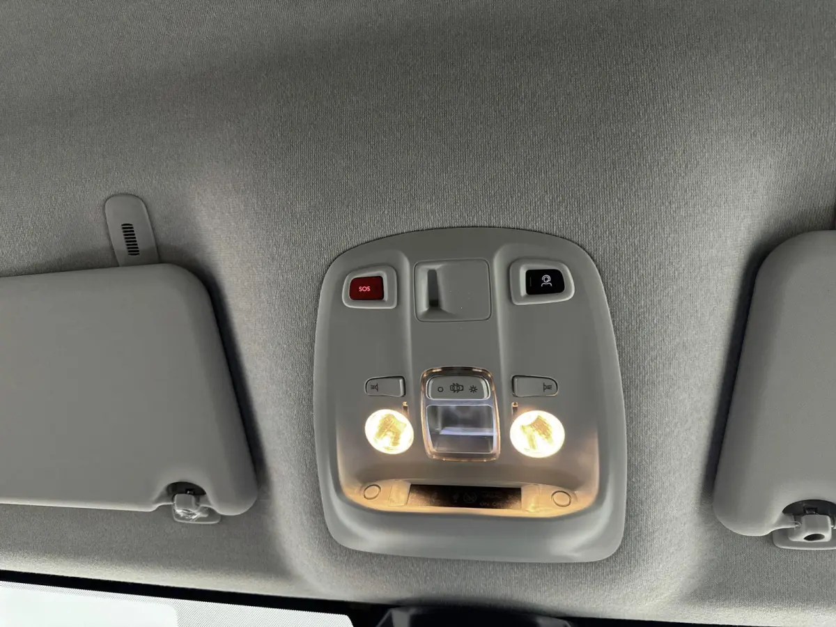 Gesloten bestel XL Elektrisch 100kW - 75kWh | Houten afwerking laadruimte | Verwarmde voorstoelen | Camera | Parkeersensoren | Dodehoeksensoren | Apple Carplay/Android Auto | Elektrisch inkl
