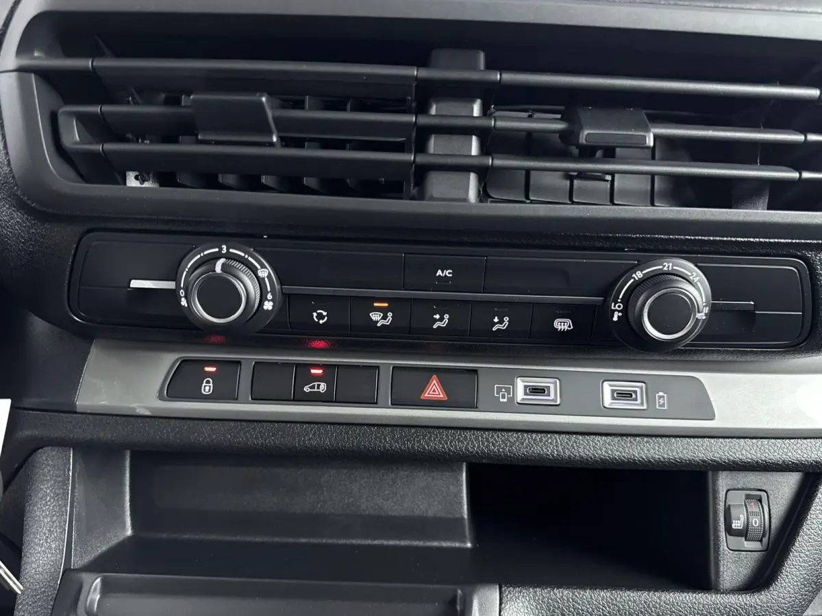 Gesloten bestel XL Elektrisch 100kW - 75kWh | Houten afwerking laadruimte | Verwarmde voorstoelen | Camera | Parkeersensoren | Dodehoeksensoren | Apple Carplay/Android Auto | Elektrisch inkl