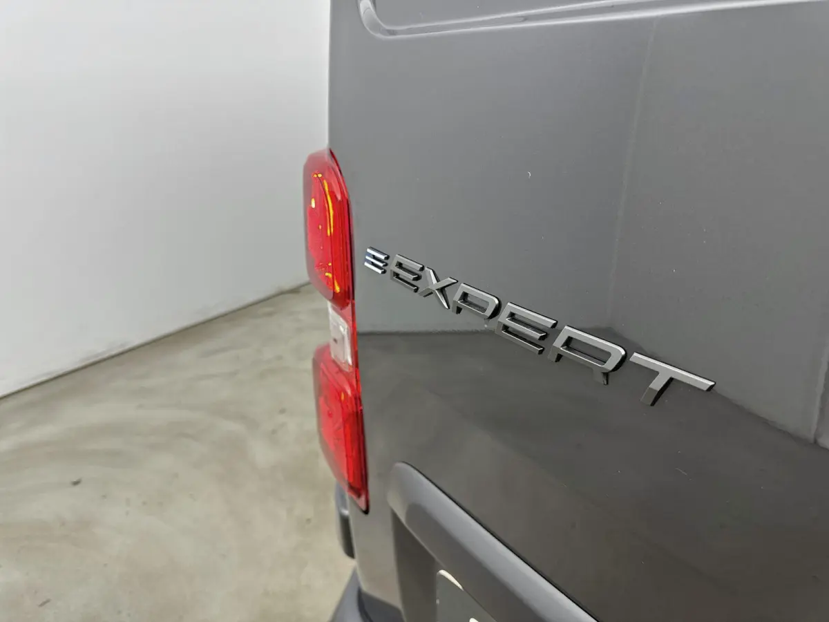 Gesloten bestel XL Elektrisch 100kW - 75kWh | Houten afwerking laadruimte | Verwarmde voorstoelen | Camera | Parkeersensoren | Dodehoeksensoren | Apple Carplay/Android Auto | Elektrisch inkl