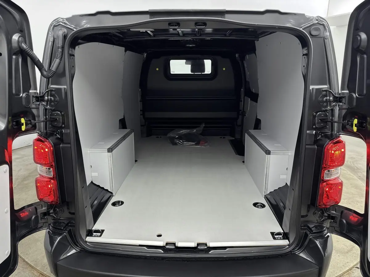 Gesloten bestel XL Elektrisch 100kW - 75kWh | Houten afwerking laadruimte | Verwarmde voorstoelen | Camera | Parkeersensoren | Dodehoeksensoren | Apple Carplay/Android Auto | Elektrisch inkl
